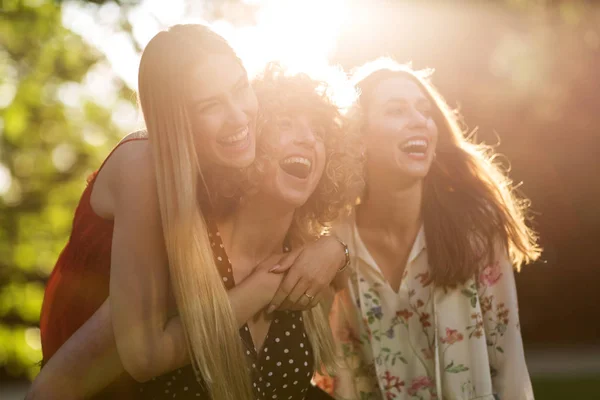 Amis Féminines Soir Ensoleillé Été — Photo