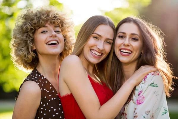 Amici Sesso Femminile Nella Soleggiata Serata Estiva — Foto Stock