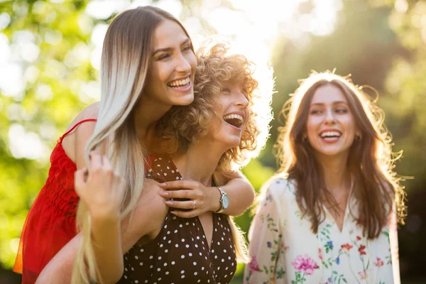 Amici Sesso Femminile Nella Soleggiata Serata Estiva — Foto Stock