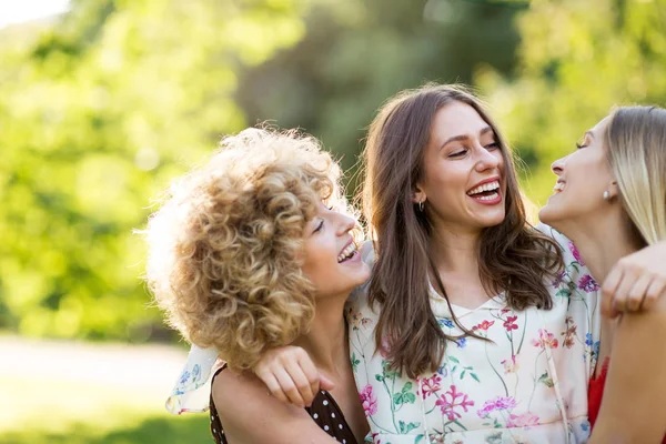 Freundinnen Sonnigem Sommerabend — Stockfoto