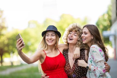 Üç arkadaş selfies alarak