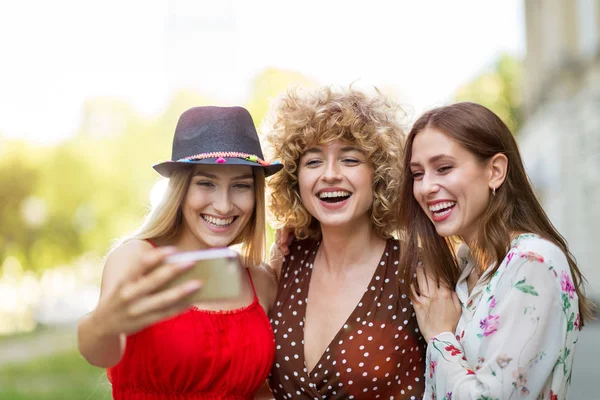 Tre Vänner Tar Selfies — Stockfoto