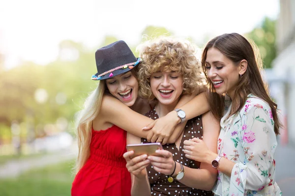 Drei Glückliche Junge Frauen Die Spaß Smartphone Haben — Stockfoto