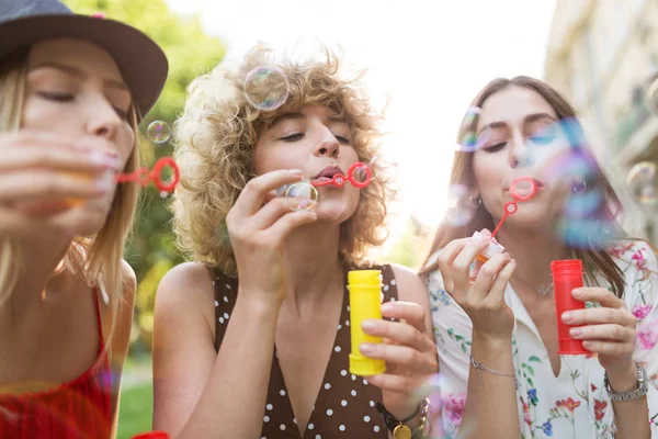 Jovens Mulheres Soprando Bolhas Sabão Livre — Fotografia de Stock