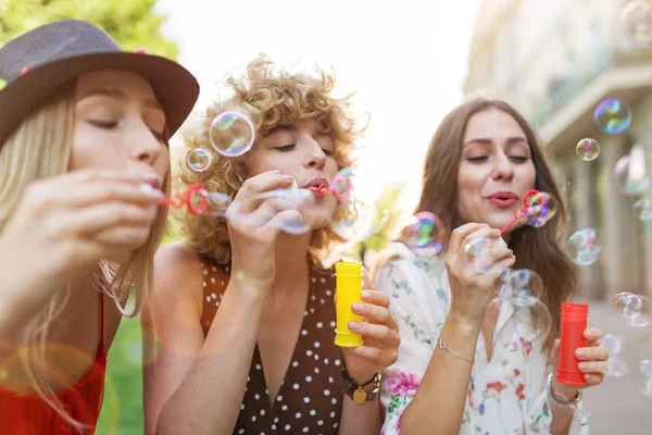 Unga Kvinnor Blåser Såpbubblor Utomhus — Stockfoto