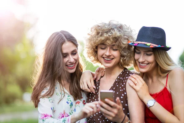 Tři Šťastné Mladé Ženy Baví Chytrý Telefon — Stock fotografie