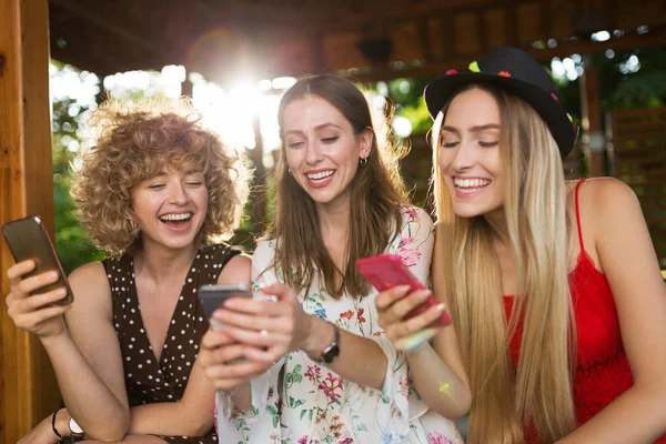 Tre Glada Unga Kvinnor Att Kul Med Smart Telefon — Stockfoto