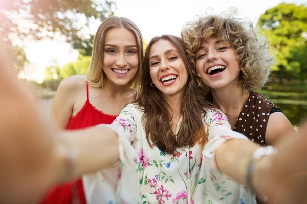 Tres Amigos Tomando Selfies —  Fotos de Stock