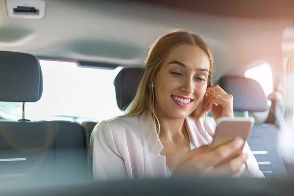 Woman Smart Phone Car — Stock Photo, Image