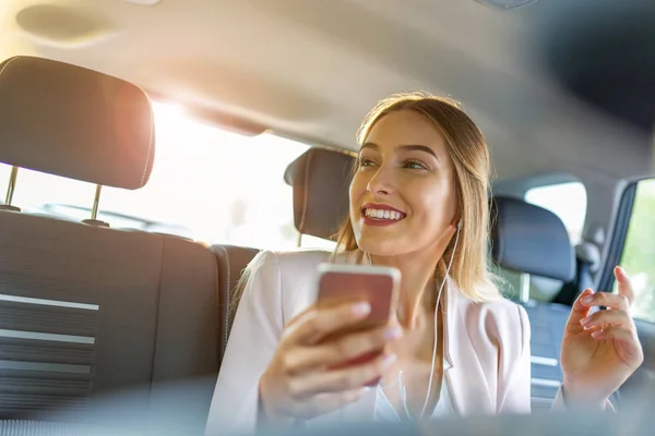 Femme Avec Téléphone Intelligent Dans Une Voiture — Photo