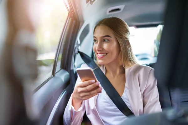 Mujer Con Teléfono Inteligente Coche — Foto de Stock