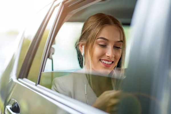 車でスマート フォンを持つ女性 — ストック写真