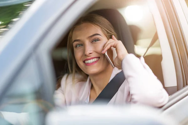 Mujer Con Teléfono Inteligente Coche — Foto de Stock