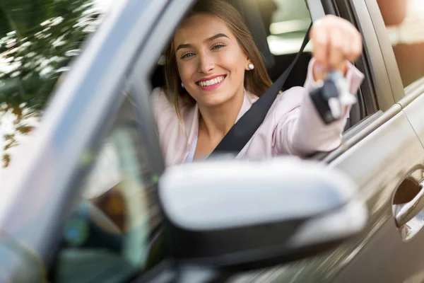 Mujer Joven Sentada Coche Sosteniendo Las Llaves Del Coche —  Fotos de Stock