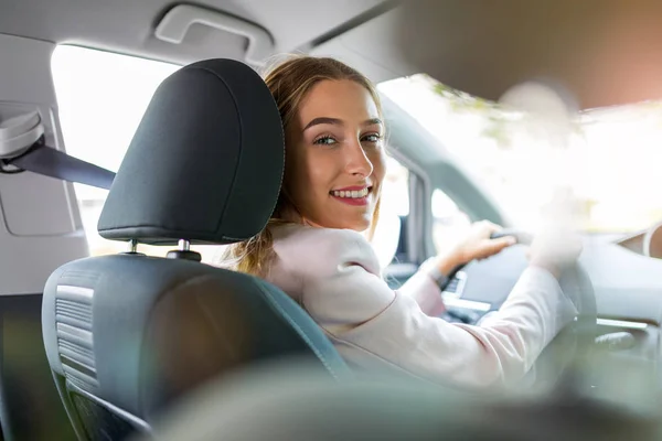 Jeune Femme Assise Dans Une Voiture — Photo