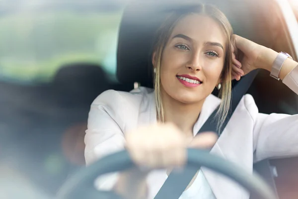 Arabada Oturan Genç Bir Kadın — Stok fotoğraf