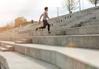 Kentsel alanda koşan adam