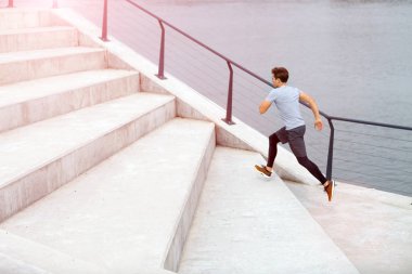 Kentsel alanda koşan adam