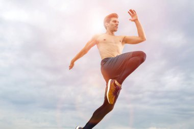 Kentsel alanda koşan adam