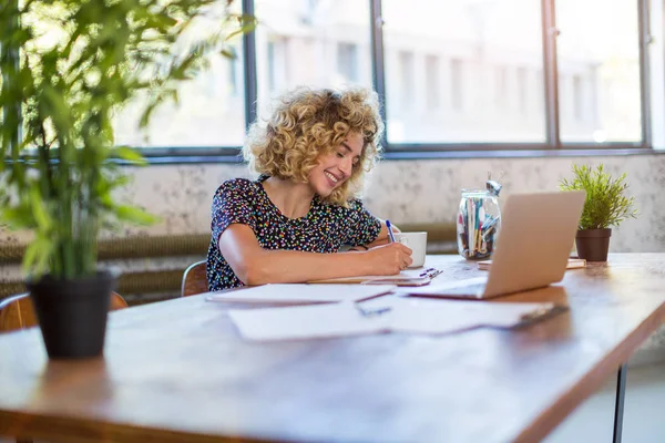 Porträt Einer Selbstbewussten Kreativen Geschäftsfrau Amt — Stockfoto