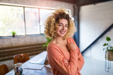 Kendine güvenen yaratıcı iş kadını ofiste portresi