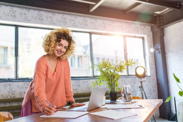 Porträt Einer Selbstbewussten Kreativen Geschäftsfrau Amt — Stockfoto