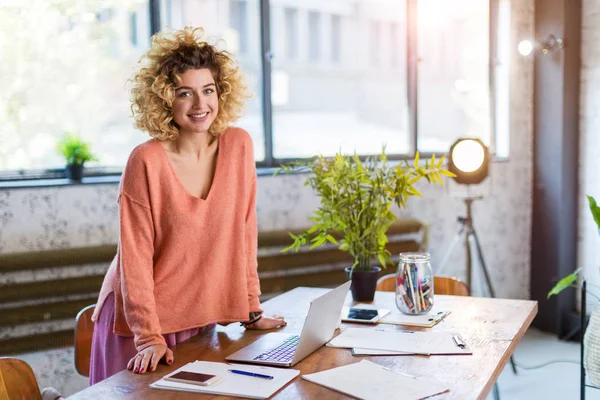 Porträt Einer Selbstbewussten Kreativen Geschäftsfrau Amt — Stockfoto