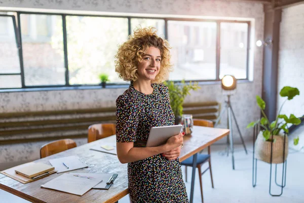 Portrait Femme Affaires Créative Confiante Dans Bureau Image En Vente