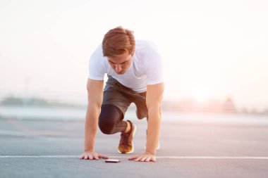 Genç adam dışarıda egzersiz yapıyor.