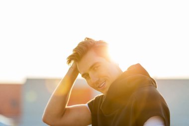 Genç adam dışarıda egzersiz yapıyor.