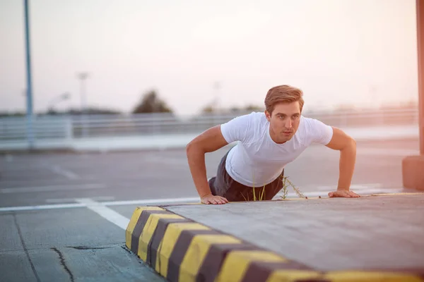 Jonge Man Die Buiten Traint — Stockfoto