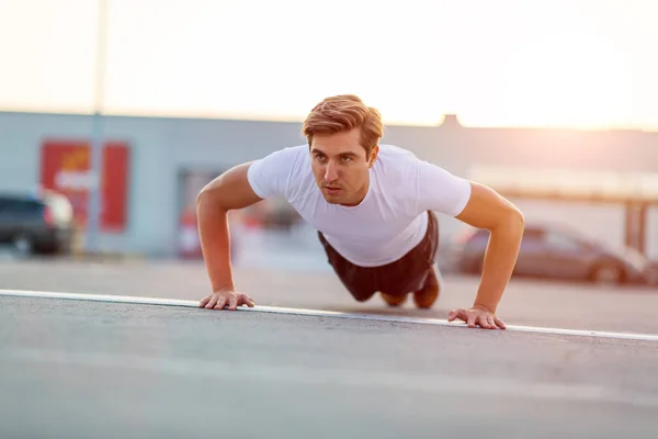 Young Man Exercising Outdoors — Stock Photo, Image