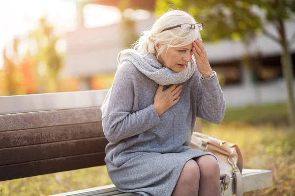 Senior Kvinna Som Lider Huvudvärk — Stockfoto