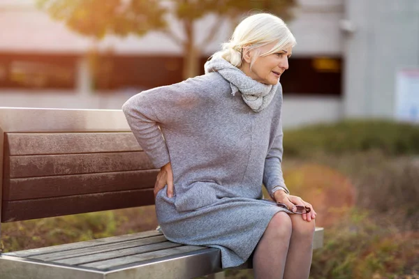 Seniorin Leidet Unter Rückenschmerzen — Stockfoto