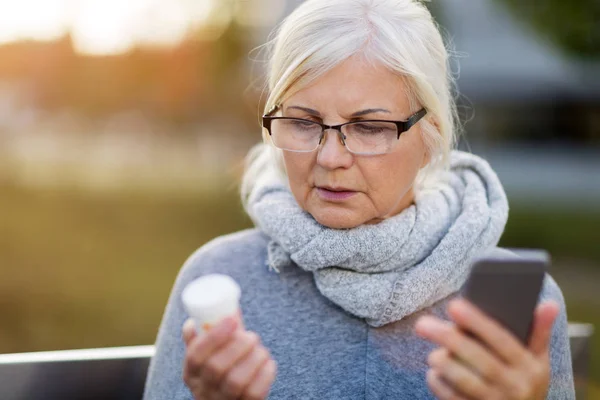 Smartphone Pill Şişe Tutan Kadın — Stok fotoğraf