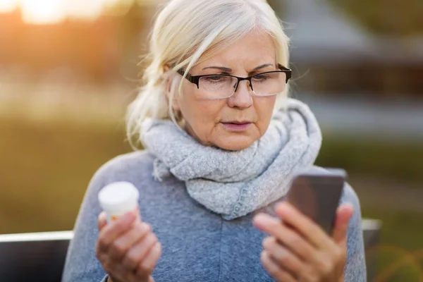 Smartphone Pill Şişe Tutan Kadın — Stok fotoğraf