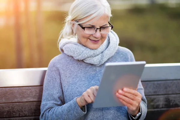 Older Woman Using Digital Tablet Outdoors — Stock Photo, Image