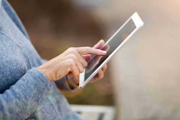Ηλικιωμένη Γυναίκα Χρησιμοποιώντας Ψηφιακό Tablet Εξωτερικούς Χώρους — Φωτογραφία Αρχείου