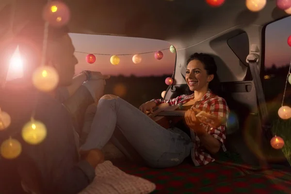 Junges Paar Sitzt Kofferraum Seines Autos Und Beobachtet Den Sonnenuntergang — Stockfoto