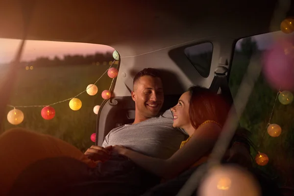 Jeune Couple Assis Dans Leur Coffre Voiture Regardant Coucher Soleil — Photo