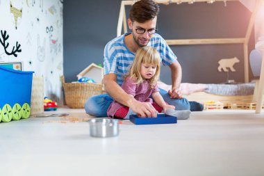 Baba ile kızı evde oynarken