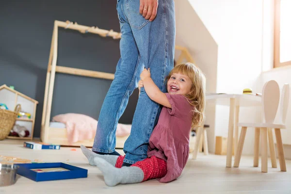 Küçük Kız Babasının Bacakları Tutarak — Stok fotoğraf
