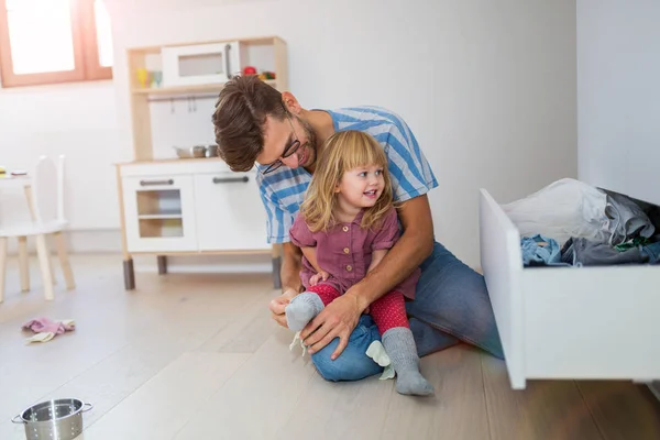 Vader Dochters Sokken Zetten — Stockfoto