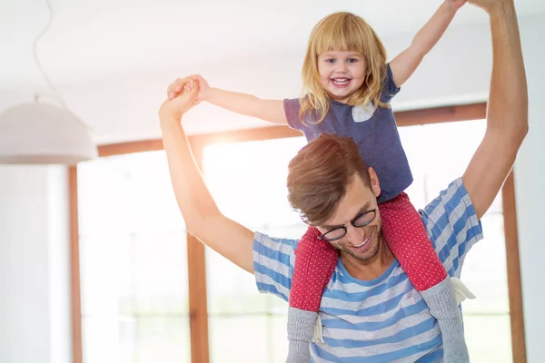 Boldog Apa Lánya Szállító Vállán Otthon — Stock Fotó