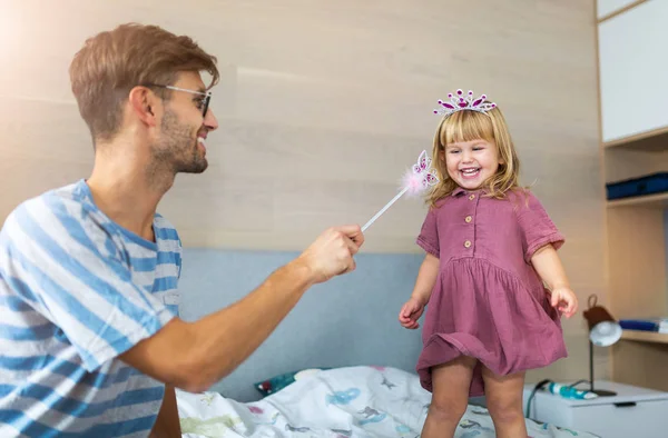 Pai Lançando Feitiço Filha Com Varinha Mágica — Fotografia de Stock