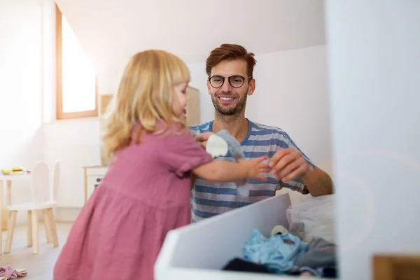 Pai Brincando Com Filha Casa — Fotografia de Stock