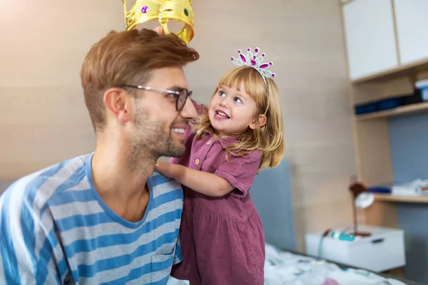 Niña Poniendo Corona Dorada Cabeza Papá — Foto de Stock