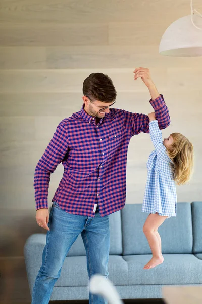 Ragazzina Aggrappata Braccio Suo Padre Mentre Lui Solleva — Foto Stock