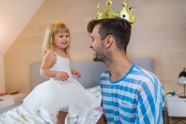 Gadis Kecil Menaruh Mahkota Emas Kepala Ayah — Stok Foto