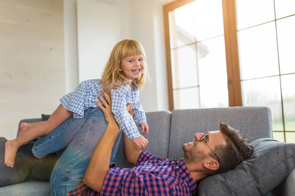 Père Jouant Avec Fille Maison — Photo